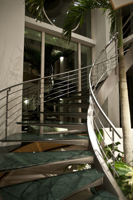Дизайн винтовой лестницы в металлико-болотных тонах