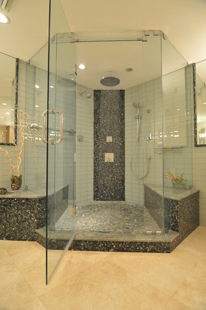 Фотография ванной комнаты с просторной душевой кабиной