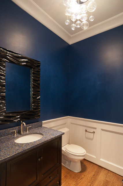 Современный дизайн туалетной комнаты в синем стиле