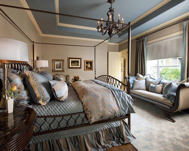 Спальня в классическом стиле с мягким цветовым оформлением.