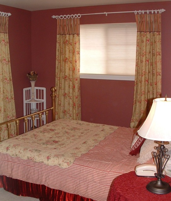 Уютный дизайн спальной комнаты в нежно-розовых тонах