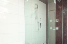 Интересная фотография дизайна ванной комнаты в современном стиле.