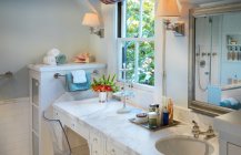 Интересная фотография ванной комнаты в белом цвете