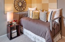 Современная спальня с оригинальным цветовым решением