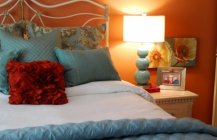 Современный дизайн спальной с ярких тонах