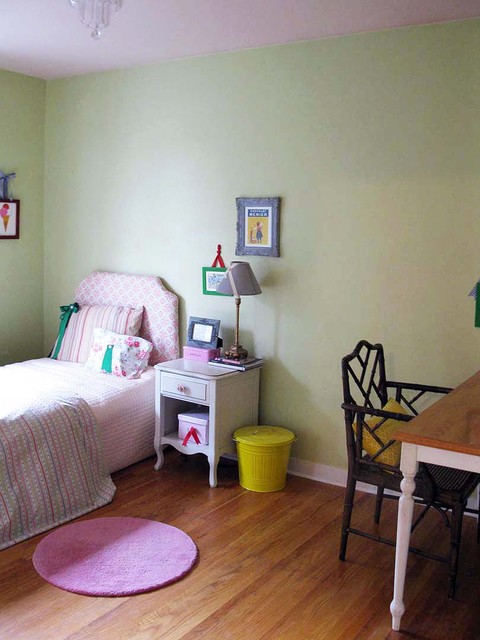 Детская комната со светло-жёлтыми стенами