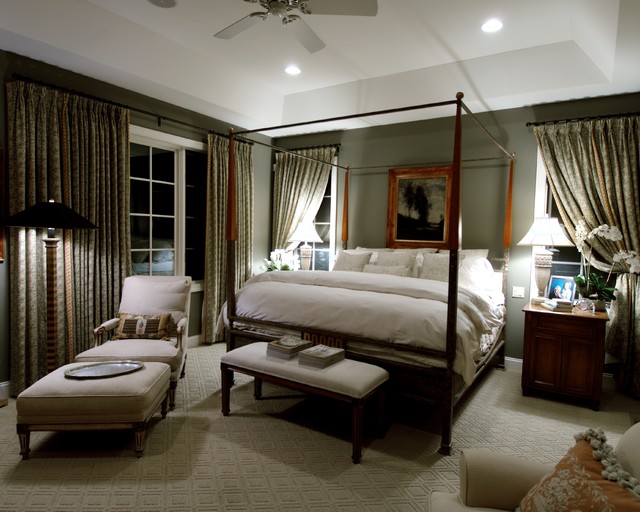 Фотография просторной спальни классического стиля